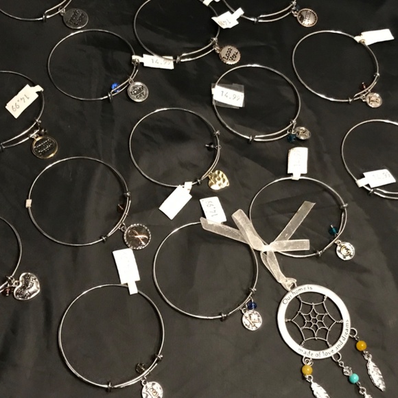Lot of 19 Misc Charm Bracelets + 1 Dream Catcher (20 pieces total) - Picture 3 of 5